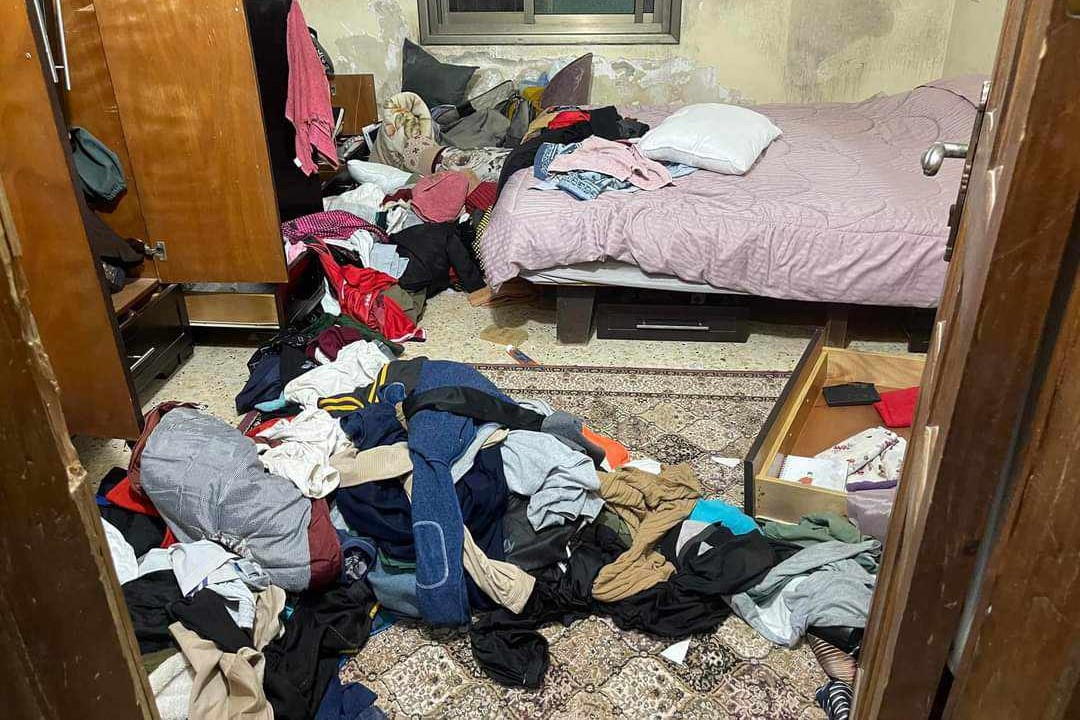 آثار الخراب الذي خلّفته قوات الاحتلال الإسرائيلي عقب مداهمتها منزل المواطن معتصم التميمي واعتقاله 